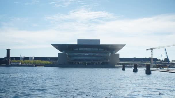 Koninklijke Deense Opera Met Voorgrond Van Water — Stockvideo