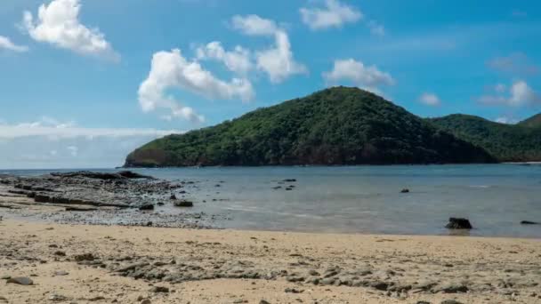 Caída Marea Pequeña Bahía Isla Tropical Con Colina Selva Fiji — Vídeos de Stock