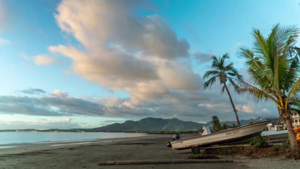 Gouden Uur Zonsondergang Tropisch Strand Vasteland Fiji Boot Aan Wal — Stockvideo