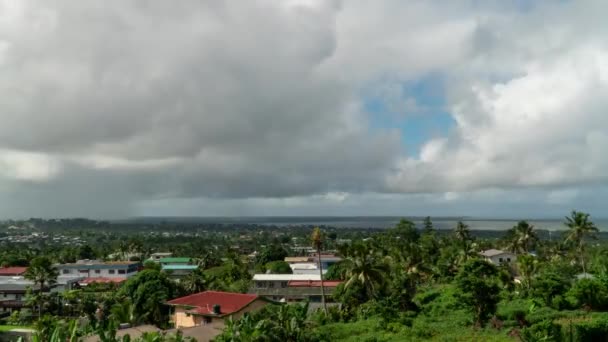 Barrio Suburbano Suva Con Vegetación Verde Nubes Pasando Por Cielo — Vídeos de Stock