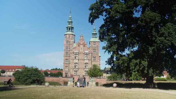 Rosenborg Slot Величезним Деревом Передньому Плані Kongens Have Copenhagen Denmark — стокове відео