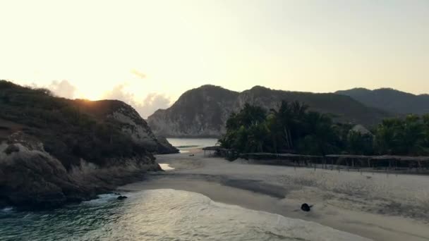 Drone Vliegt Het Prachtige Zandstrand Van Maruata Michoacan Mexico Bij — Stockvideo