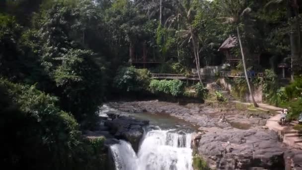 Para Trás Movendo Turistas Que Apreciam Vista Cachoeira Tegenungan Bali — Vídeo de Stock