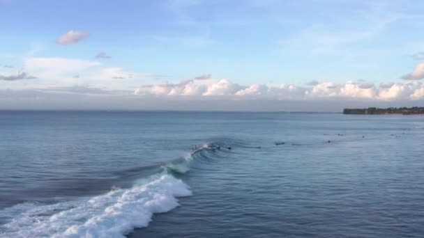 大自然呈现平静的海潮缓缓向岸边移动 空中业务 — 图库视频影像