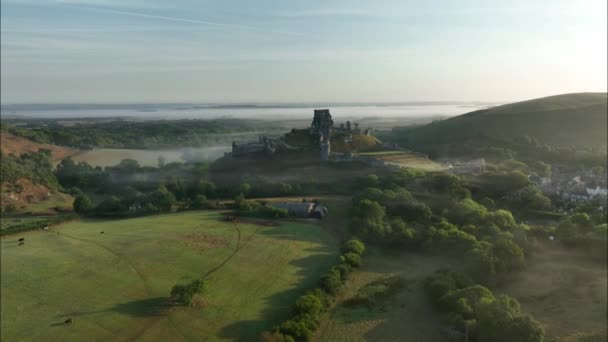 霧の朝のコーフ城の空中ビュー ドーセット イギリス — ストック動画