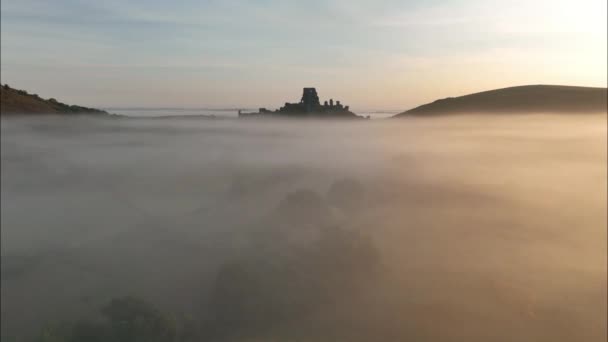 Castelul Corfe Înconjurat Ceață Vedere Aeriană Uimitoare Dorset Marea Britanie — Videoclip de stoc