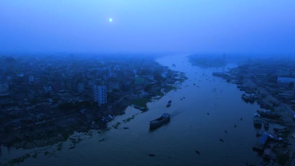 Luftaufnahme Einer Stadt Fluss Einer Vollmondnacht Frachtschiff Das Bei Trübem — Stockvideo