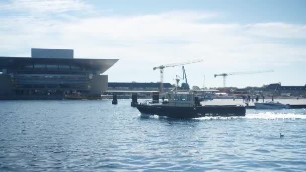 Boot Zeilen Door Kopenhagen Opera House Denemarken — Stockvideo