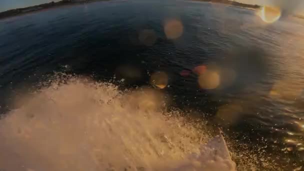 ポルトガルの最高の波の中で強く完璧なスナップ カルカベロスビーチ — ストック動画