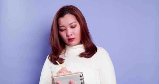 Feliz Hermosa Chica Asiática Haciendo Notas Cuaderno Papel Escribiendo Ideas — Vídeos de Stock
