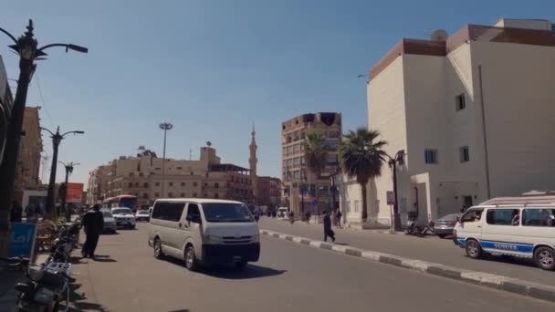 Vida Diaria Luxor Mientras Los Minibuses Pasan Día Soleado — Vídeo de stock