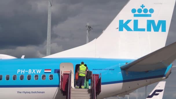 Klm Stewardess Wachtend Laatste Passagier Die Deur Van Een Klm — Stockvideo