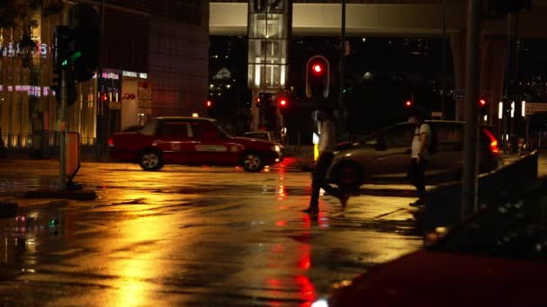 Люди Ночам Идут Через Зебра Крест После Дождя — стоковое видео