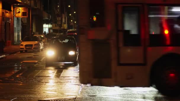 Carros Caminhões Táxis Alinham Espera Uma Luz Vermelha Atrás Cruzamento — Vídeo de Stock