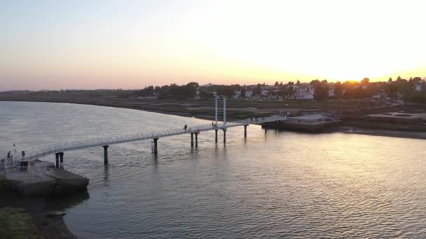 Vista Aérea Pessoas Caminhando Ponte Trilho Barril Hora Ouro Tavira — Vídeo de Stock