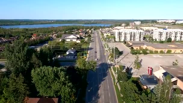 Літаючи Над Хитрощами Баррі Онтаріо Безпілотник Дивиться Блакитне Небо Вулиці — стокове відео