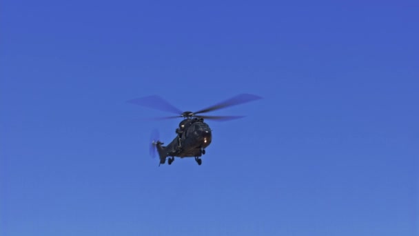 Zoom Helicóptero Ataque Lleno Soldados Combate — Vídeo de stock