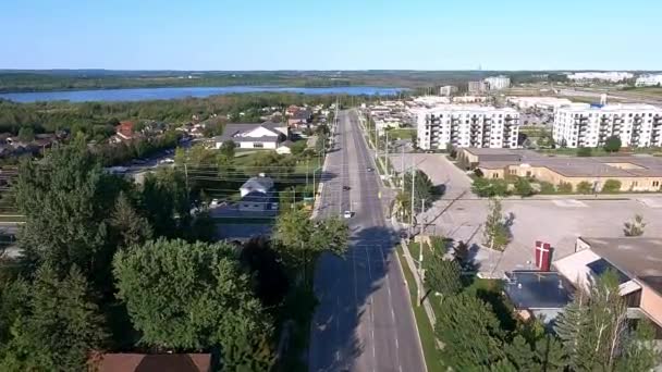 Літаючи Над Хитрощами Баррі Онтаріо Безпілотник Дивиться Блакитне Небо Вулиці — стокове відео
