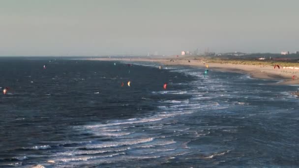 Vista Aérea Que Muestra Grupo Surfista Cometas Con Coloridas Cometas — Vídeo de stock