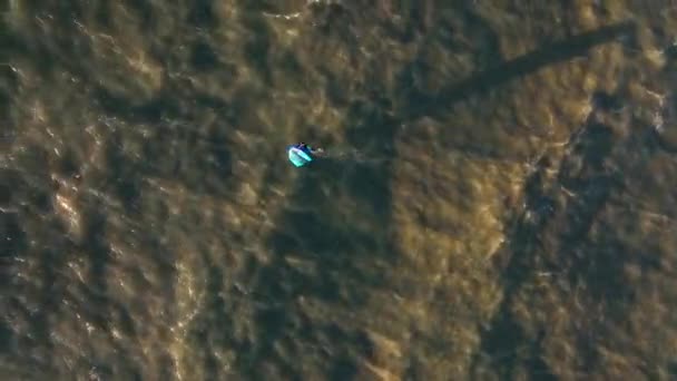 Vista Aérea Arriba Hacia Abajo Windsurfer Surfeando Mar Del Norte — Vídeos de Stock