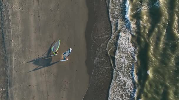 Casal Windsurfista Saindo Mar Norte Andando Praia Areia Com Pipa — Vídeo de Stock