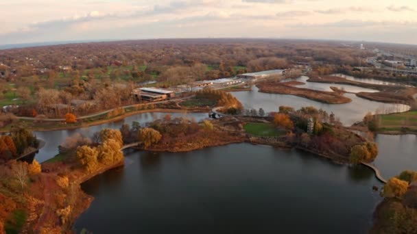 米国イリノイ州グレーン 乾燥した秋の季節にシカゴ植物園で撮影された空中ドローン 夕方の時間帯に小さな湖と — ストック動画