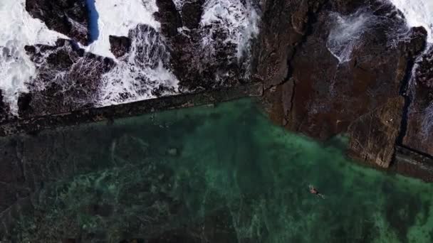 Drone Desce Sobre Homem Tomando Refrescante Manhã Nadar Piscina Maré — Vídeo de Stock