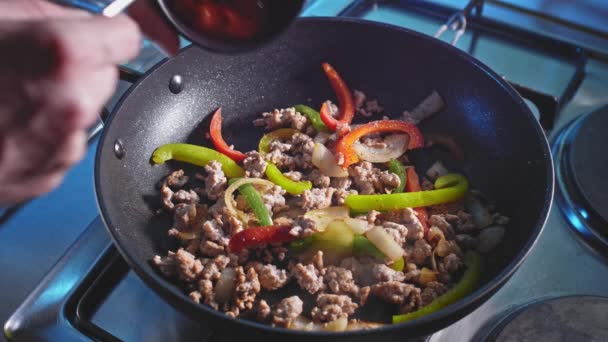 Añadir Salsa Tomate Pavo Molido Pimiento Sartén Chow Mein Noodles — Vídeo de stock