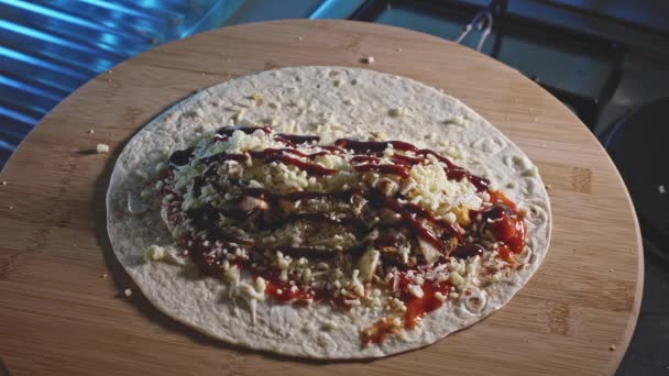 Rolling Tortilla Wrap Farci Avec Poitrine Poulet Frit Oeufs Durs — Video