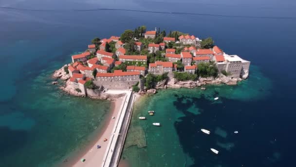 Luchtfoto Van Sveti Stefan Oriëntatiepunt Van Montenegro Resort Het Eiland — Stockvideo