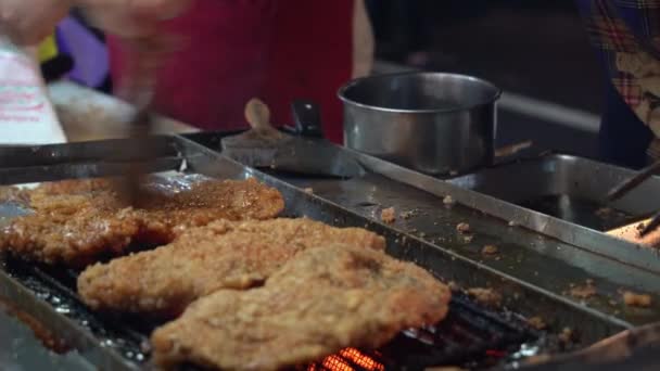 Delicioso Filete Pollo Frito Recubierto Soja Con Miel Parrilla Caliente — Vídeo de stock