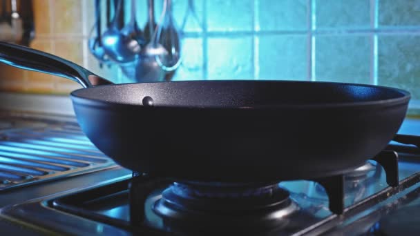 Widok Boku Patelni Pokrytej Szklaną Pokrywą Gotowanie Klopsiki Małym Ogniu — Wideo stockowe