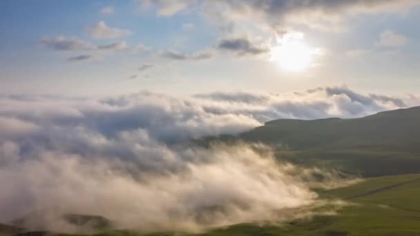 Drohnen Hyperlapse Der Wolken Kriechen Bei Sonnenuntergang Über Das Gebirgstal — Stockvideo