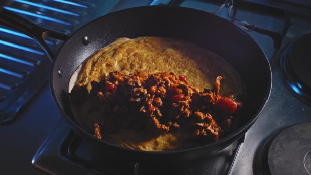 Tortilla Sarmalı Çırpılmış Yumurtalı Kızarmış Hindi Quesadilla Yapıyorum Kapat — Stok video