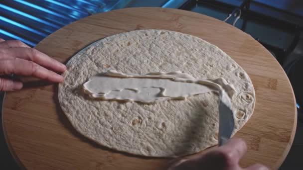 Tortilla Wrap Spread Med Majonnäs Och Tomatsås Sedan Fylld Med — Stockvideo