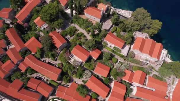 スヴェティ シュテファンモンテネグロ出身 島の古い建物の空中ビュー 旧ロイヤルレジデンス ドローンショットを明らかに — ストック動画