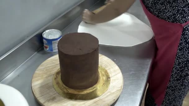在厨房里用手磨碎面包面团的特写镜头 面包制作的艺术 食品和饮料业 — 图库视频影像