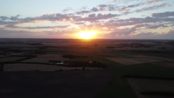 無人機は日没から飛び立ち緑豊かな農場の風景を目にします — ストック動画