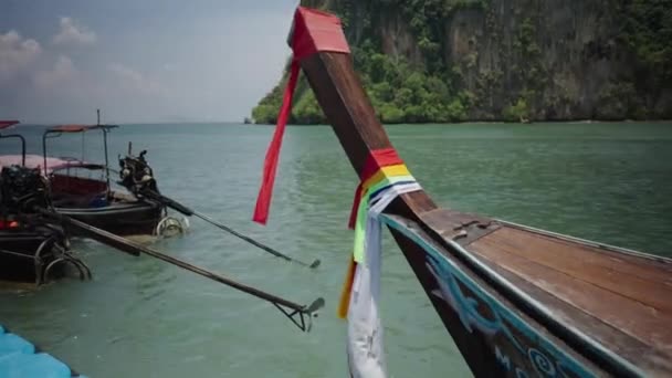 Arco Barco Madera Tailandés Cola Larga Con Rayas Colores Amarrados — Vídeos de Stock