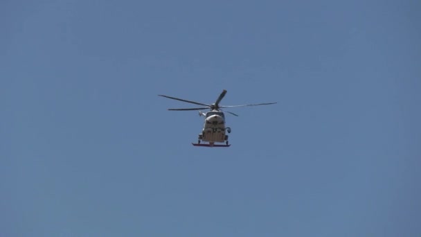 Червоний Вогневий Вертоліт Летить Над Головою — стокове відео
