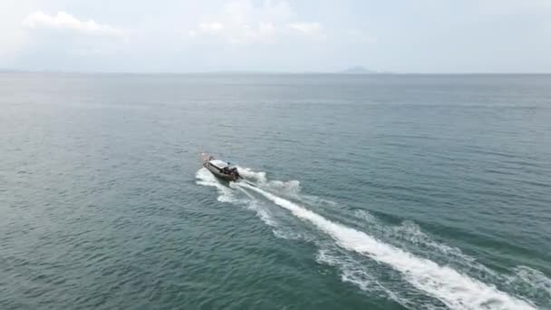 観光客を運ぶアンダマン海を旅する高速移動タイのホッピングツアーボートの空中ビュー — ストック動画
