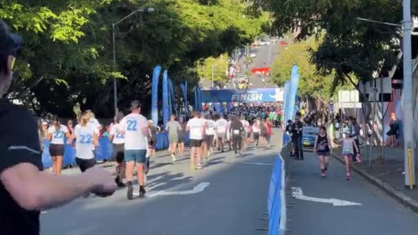 Participantes Correndo Para Linha Chegada Com Alegrias Suores Bridge Brisbane — Vídeo de Stock