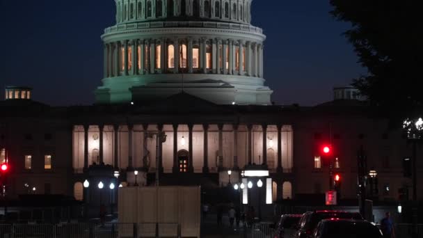Gedung Capitol Malam Hari Driver Pov Jalan Memiringkan Sampai Kubah — Stok Video