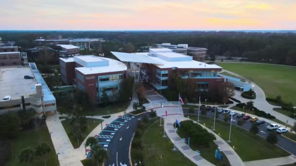 University North Florida Dusk Aerial Tracking Rechts — Stockvideo