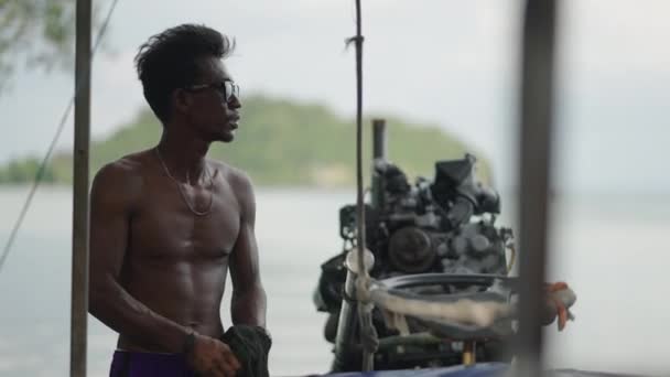 Hombre Tailandés Curtido Sin Camisa Que Trabaja Instalación Motor Coche — Vídeo de stock