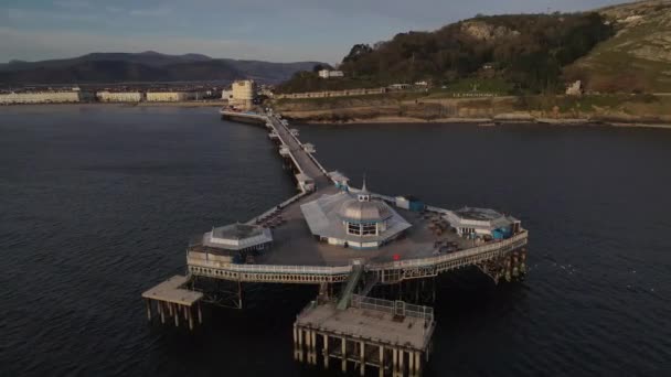 Letecký Bezpilotní Let Kolem Mola Llandudno Wales Ukazuje Zábavu Výhled — Stock video