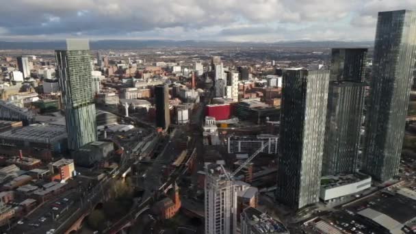 Luchtdrone Vlucht Met Een Enorm Overzicht Van Stad Manchester Zijn — Stockvideo