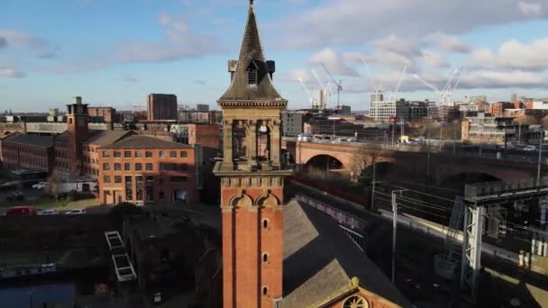 Flygdrönare Flygning Över Deansgate Congregational Chapel Manchester City Centre Visar — Stockvideo