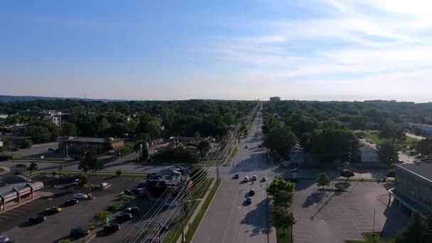 Літаючи Над Хитрощами Баррі Онтаріо Безпілотник Дивиться Блакитне Небо Вулиці — стокове відео
