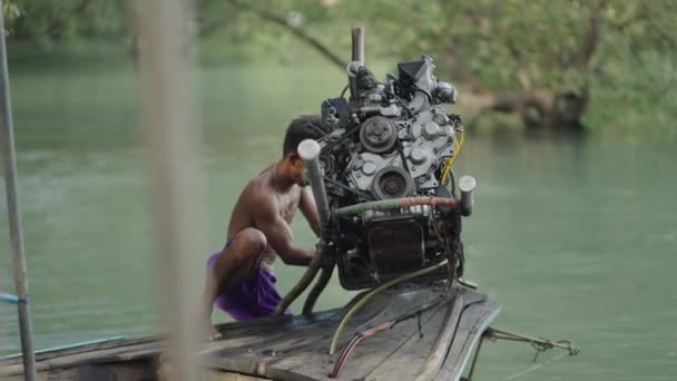 Mécanicien Thaïlandais Installe Moteur Voiture Rénové Sur Bateau Bois Plage — Video